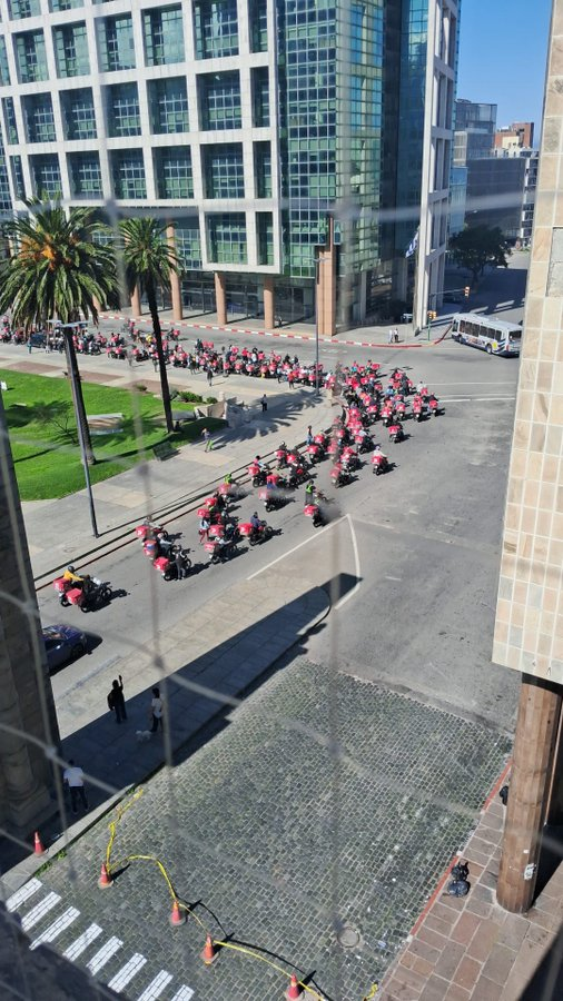 riverafrutos's tweet photo. La gente solo quiere trabajar sin que le pongan un arma en la cabeza o lo maten, es mucho pedir??? https://t.co/DxT0HuFetM