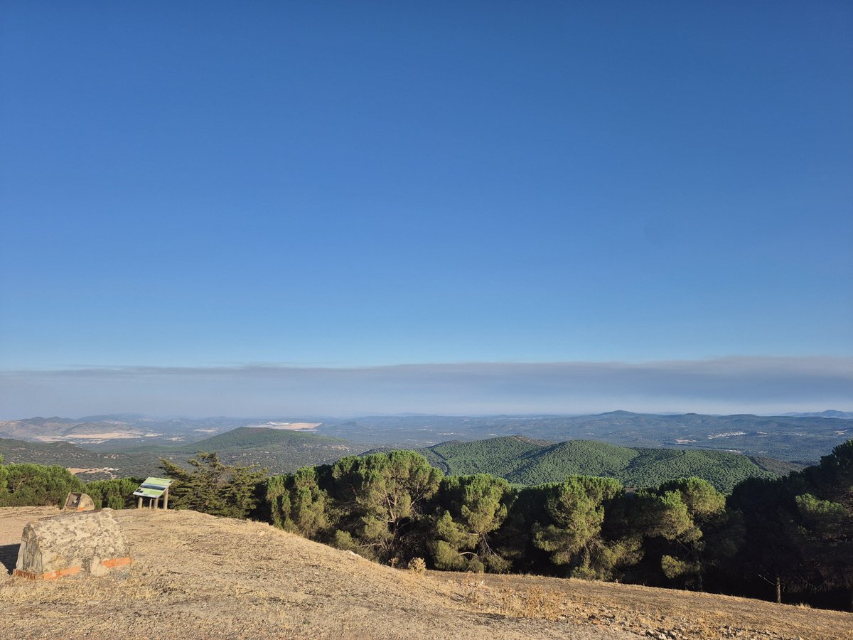 AntMaldoMor's tweet photo. #IFNiebla desde #Tentudia (Badajoz). A unos 50 km en línea recta.
Ahí abajo y alrededor están mis compañeros luchando contra el dragón, y mucha gente ayudando. Podréis con él. #VamosINFOCA https://t.co/XVk4qkZAPj
