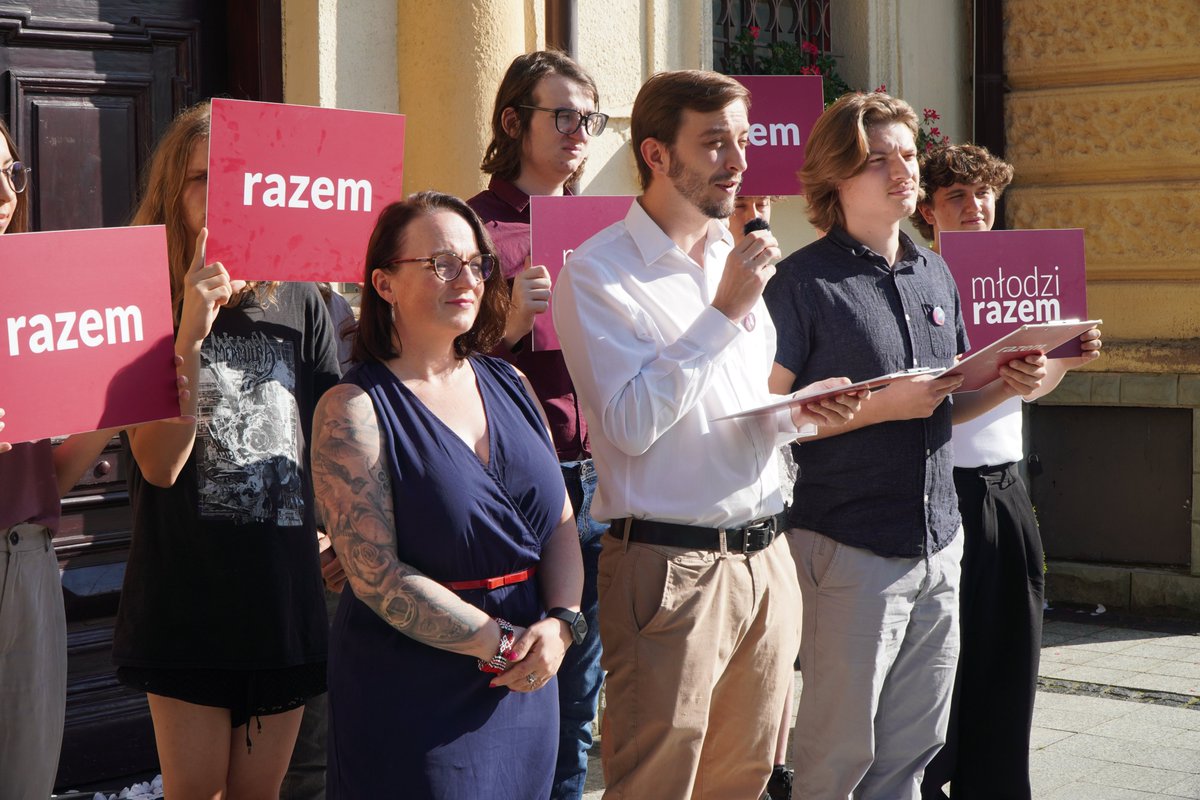 RazemPodbeskid's tweet photo. W Ustroniu opowiadaliśmy o petycji Dom to nie hotel, aby zwrócić uwagę na dziury w zaproponowanym projekcie ustawy, który przyjęto w Sejmie 14 lipca.  Czas na cywilizowane zasady i konkretne rozwiązania! 

Wejdź na stronę https://t.co/hWjD5ru81R i podpisz naszą petycję! https://t.co/q4ytwnR68B