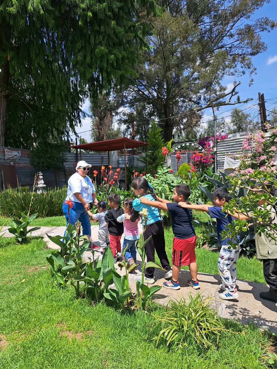 ConnecTreeOrg's tweet photo. 🌟 Day One of VBS in Mexico City is in the books! 🇲🇽

30 kiddos and their moms showed up for Bible teaching, a meal, crafts, games, and lots of fun. Most importantly, they had the opportunity to hear about Jesus, the Light of the World! ✨

https://t.co/1qwbGT7zWx https://t.co/mVtPpK0UFI