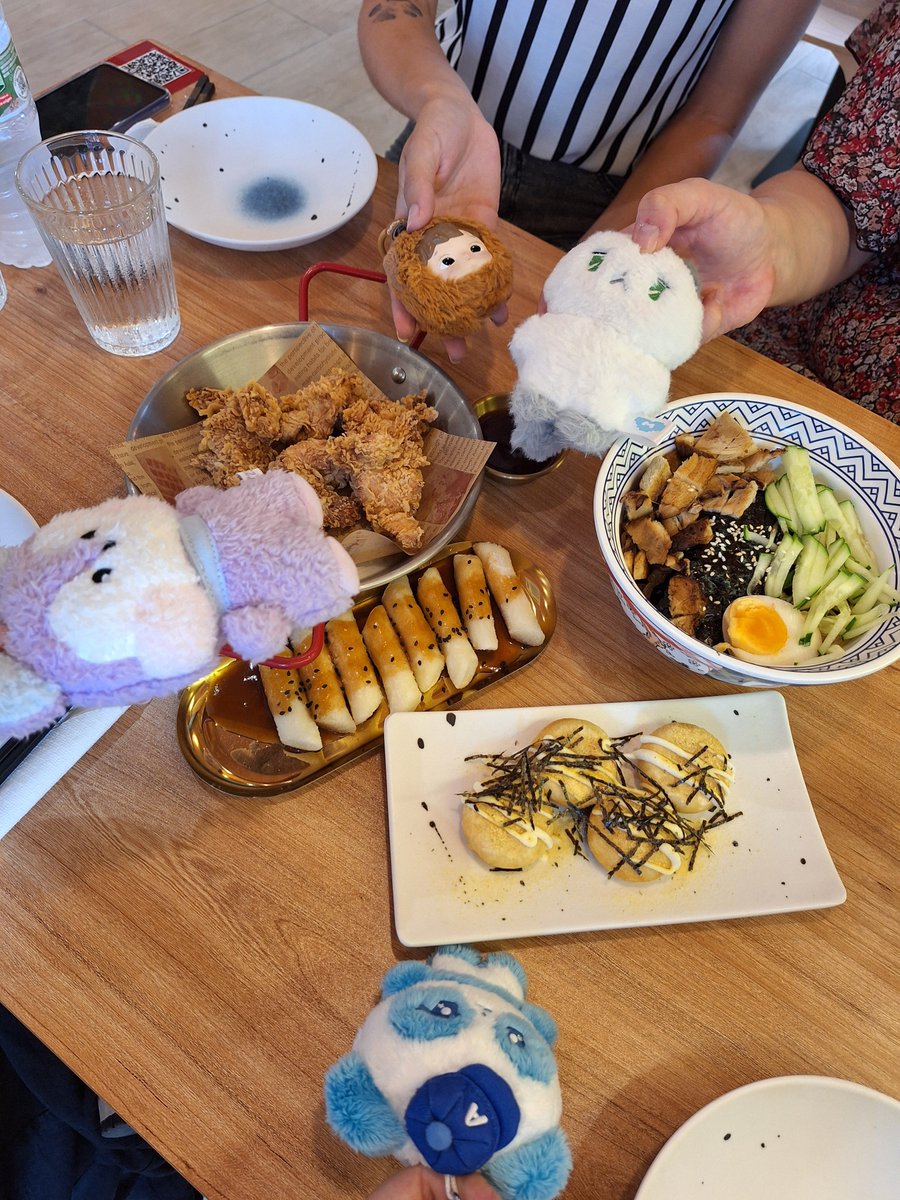 krlotabr's tweet photo. Sacamos a pasear a los bebés y terminamos en un banquete. 🥢✨️

#photocard #photocardholder #doll #plushies #kpop #foodie #dayout https://t.co/zdMqgcBhw7