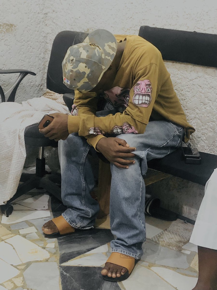 KalaRepublic001's tweet photo. Omo e com be like say na me this life they flog pass This time https://t.co/owNeythGjM