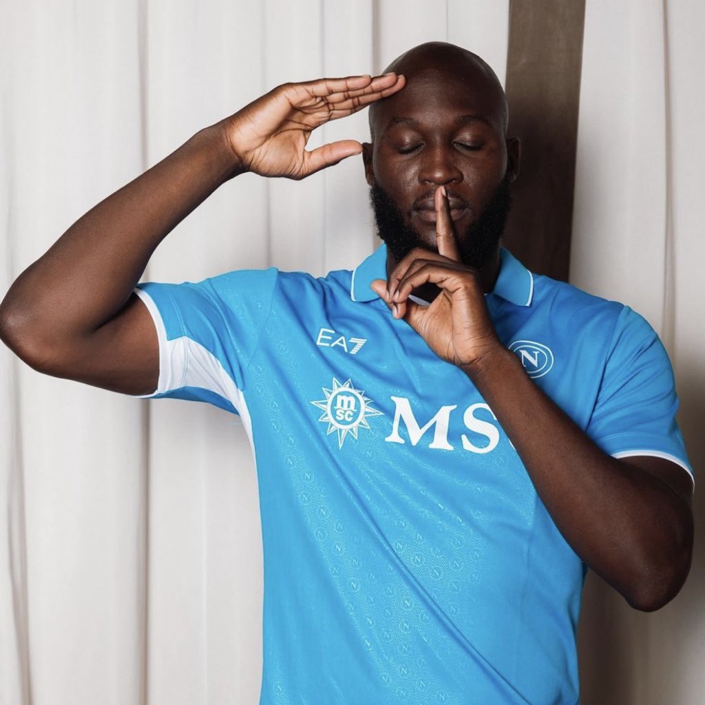 FabrizioRomano's tweet photo. 🚨🟡🔵 Understand Fenerbahçe have sent new official bid to Napoli tonight for Romelu Lukaku!

Proposal in excess of €6m for the Belgian striker who already agreed terms with Fener.

The agreement is getting closer.

🎥 https://t.co/9AuYzTWNrp https://t.co/EHYa0K6CTj
