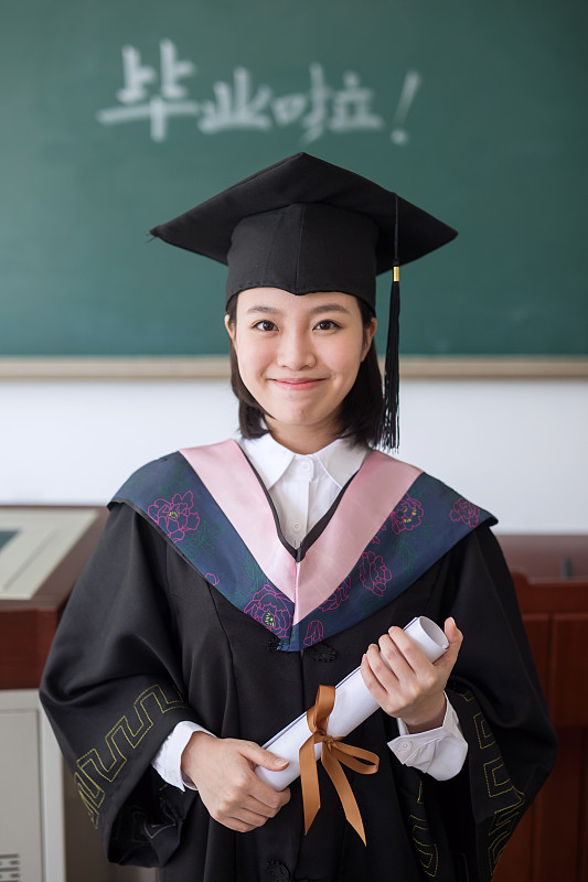 utkarsh_ba4972's tweet photo. Graduation check: cap + gown + 2024 memories = lifetime of vibes. Off to write my next chapter ， https://t.co/Wu3u5SYu1C