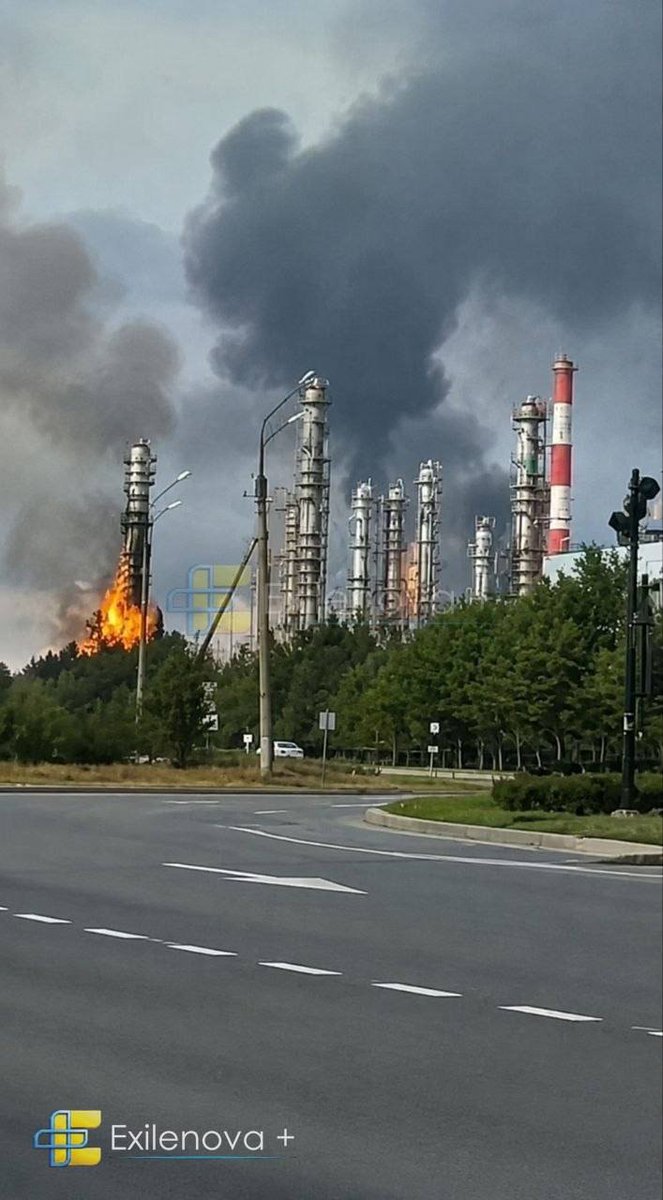 Guerranaucrania's tweet photo. Um complexo de refino de petróleo em chamas em Tiumen hoje pela manhã na Rússia. https://t.co/OSU21UXzyV