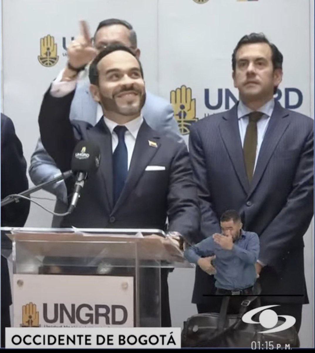 AUGUSTOAOCAMPO's tweet photo. Abelardo quiere proyectarse como líder, pero ante una tragedia se comporta como animador de espectáculo…

Sonríe, saluda y posa mientras se describen dolorosas consecuencias. Colombia necesita humanidad y responsabilidad, no narcisismo frente a las cámaras…

Una tragedia nacional. Familias sufriendo. Abelardo sonriendo y saludando para la cámara. No es liderazgo: es frivolidad, desconexión y ausencia de empatía…