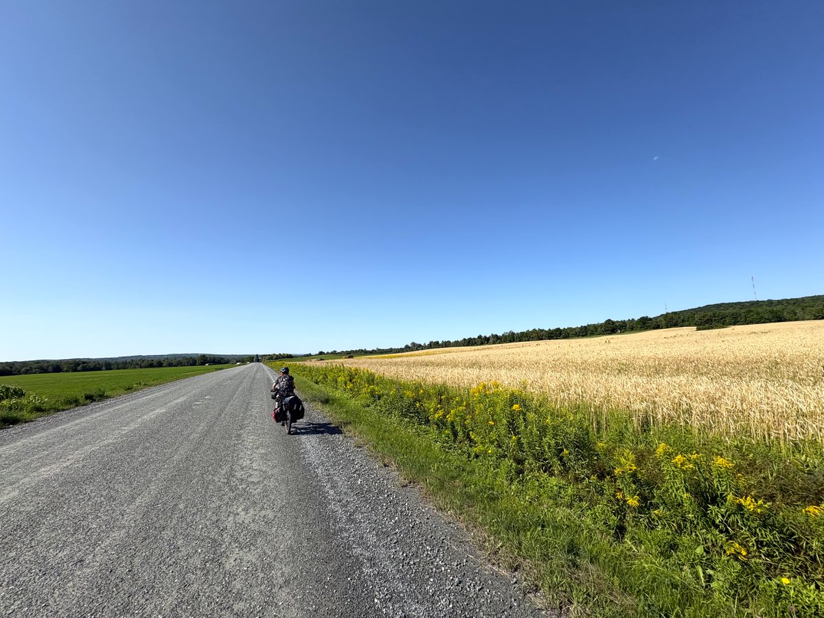 glavoie_intl's tweet photo. #XPVélo2026 : Un univers de cartes postales !

>>>#ActonVale. Au départ de #Richmond, c'est traversée Riv. St-François, suivi de solide montée sur 2+km.  

Ensuite: dizaines de km dans rangs de #Melbourne, avec impression de rouler dans décors de cartes postales !
_
#Véloconomie https://t.co/tf0j7yANoG