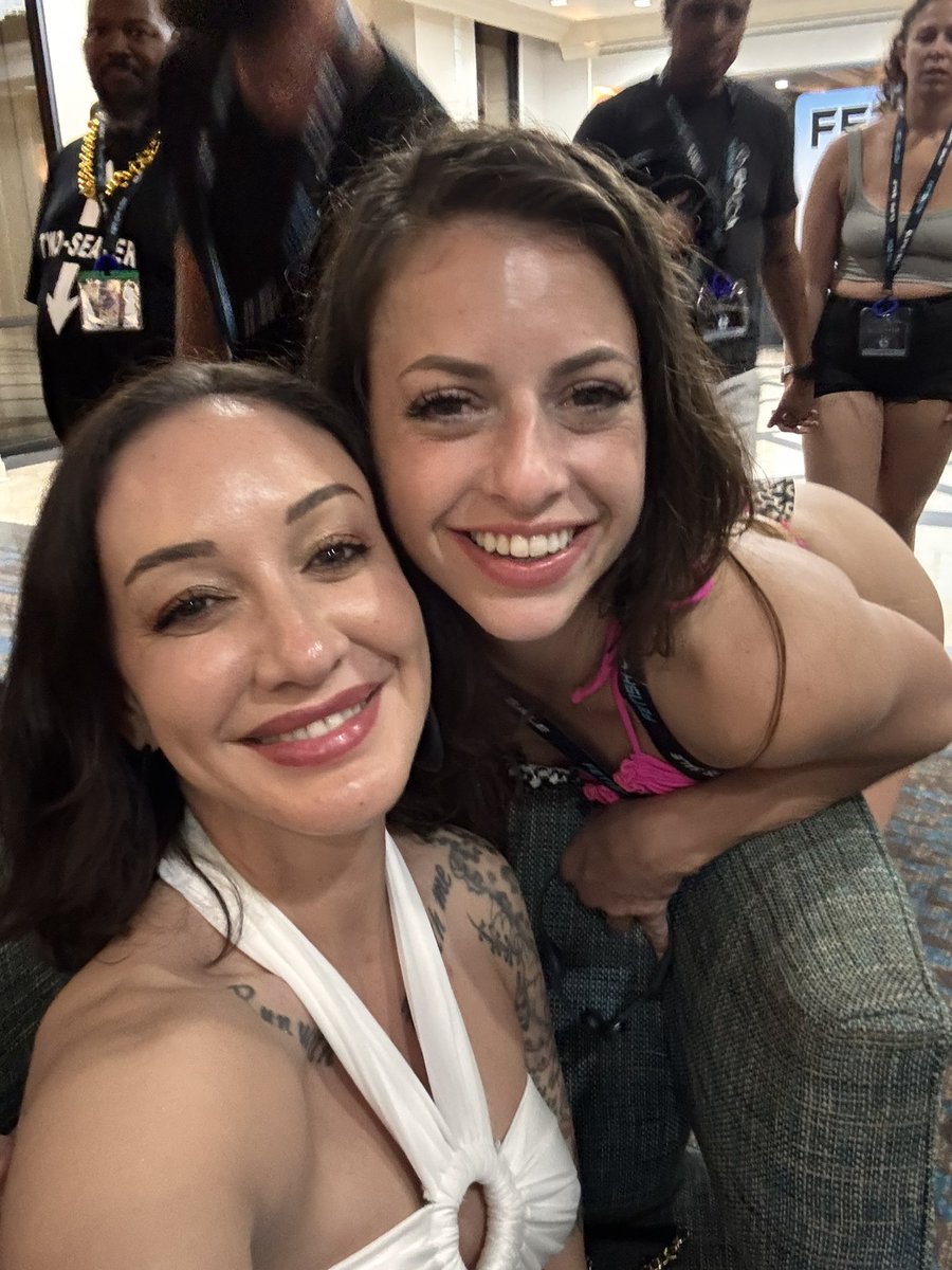 LeeVLkinks's tweet photo. @Indicafetish is it me or do we look like sisters? lol https://t.co/P2Vol7xPxH