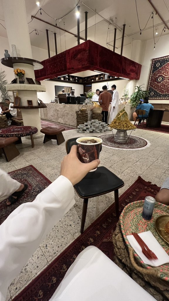 Mr_semo10's tweet photo. إذا وقع طير في حُب سمكه أين يجتمعان؟ https://t.co/NTNaykOH4r