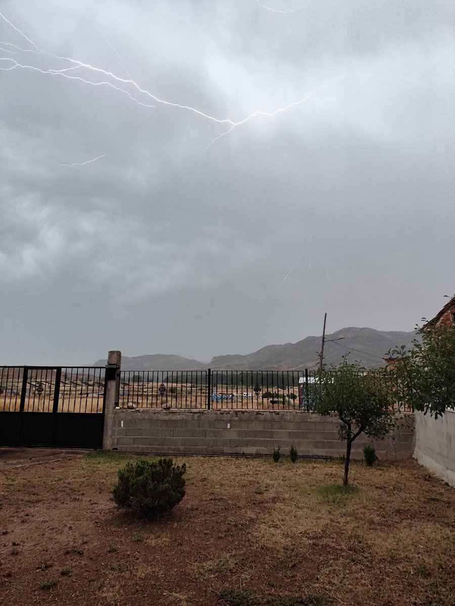 toosap3's tweet photo. Tormentas en Martín del río, Teruel @eltiempo_atv https://t.co/riDsOKr9FG