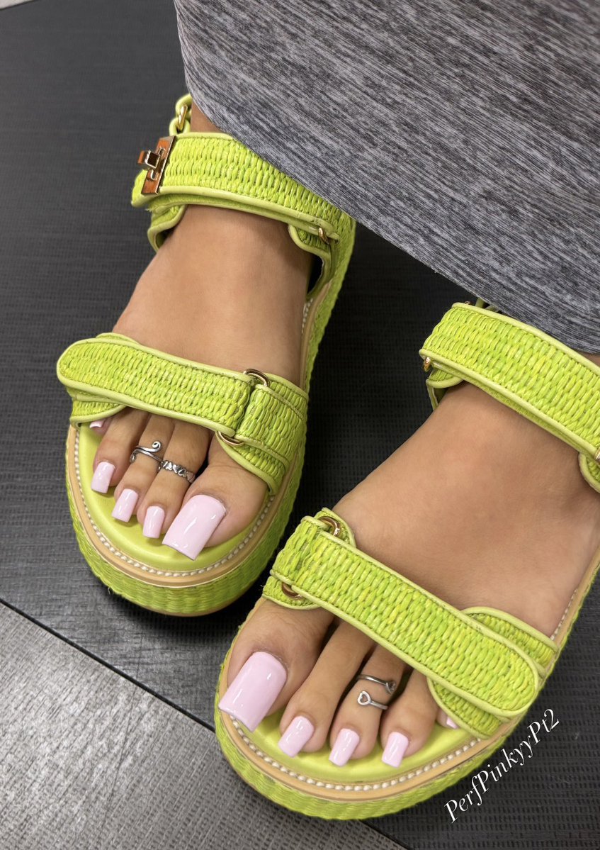 prettyfeetpage_'s tweet photo. . @PerfPinkyyPt2 #teamprettyfeet #teamprettytoes https://t.co/KyQ7EHcUq6