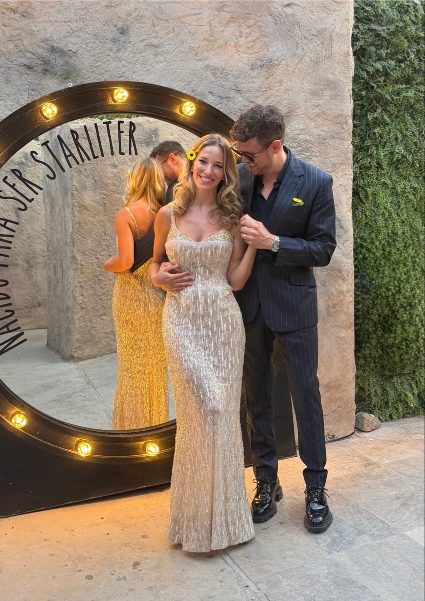 MichaelBuble's tweet photo. A few beautiful days in Marbella with family and friends and one very special night celebrating an incredible woman. Watching Lu be honoured by the Starlite Foundation for Human Impact Recognition was one of those moments where I just stood back and felt so damn proud. Proud of her heart, the way she shows up for people, and the love she puts into everything she does. Congratulations babe, you deserve all the awards!!! ♥️
-
Unos días maravillosos en Marbella con familia y amigos, y una noche muy especial celebrando a una mujer increíble. Ver a Lu recibir un reconocimiento de la Fundación Starlite por Reconocimiento al Impacto Humano fue uno de esos momentos en los que simplemente me quedé contemplando la escena, sintiéndome increíblemente orgulloso. Orgulloso de su corazón, de cómo se vuelca con los demás y del amor que pone en todo lo que hace. ¡¡¡Felicidades, cariño; te mereces todos los premios!!! ♥️