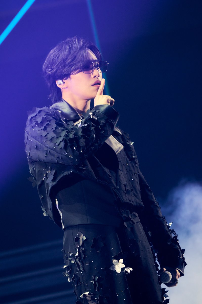 modelpress's tweet photo. 【Kis-My-Ft2「fan IS ･･････」レポート🛼】

◽「ちょっと新郎味が…（笑）」
デビュー日にメイクさん発注ミス

◽「あの雷なんだったんだろう」
キスマイのロゴ”サンダー”が自然消滅

◽「目と目の間に1本作る」
当時のヘアスタイルのこだわり
https://t.co/PMGH06y22a https://t.co/84BcWmO2y3