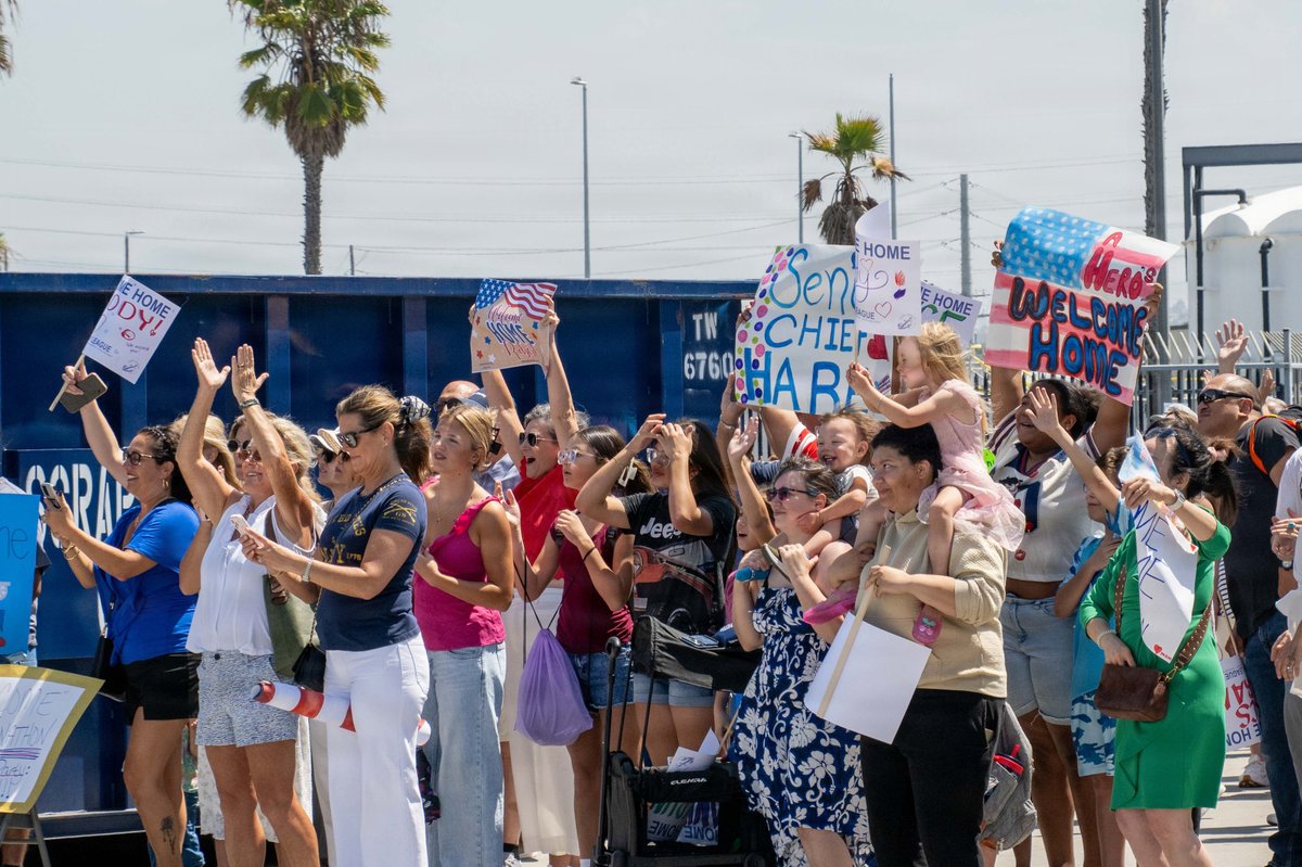 USPacificFleet's tweet photo. ⚓ Welcome home, USS Pinckney (DDG 91)! The guided-missile destroyer returned to Naval Base San Diego, Aug. 9, reuniting with family and friends after operations at sea. #USNavy #USSPinckney #WelcomeHome #US3rdFleet https://t.co/3EtU9hvtm3