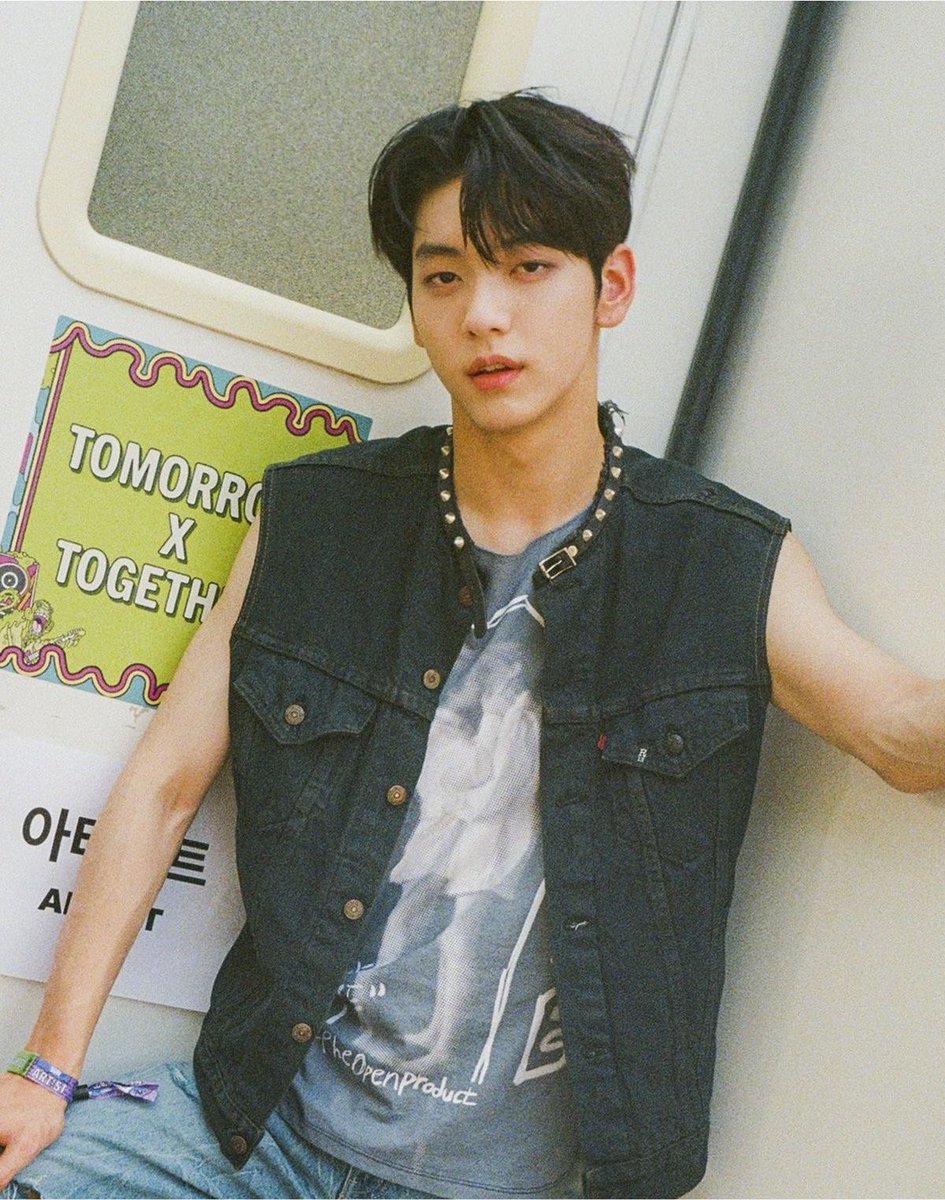 seekingtxt's tweet photo. reminds me of soobin’s wlw shirt https://t.co/ozX25DOzwd