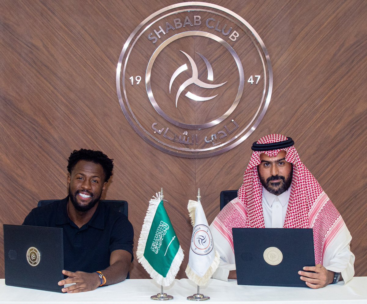 AlShabab_EN's tweet photo. 📸 Abdullah Matouq renews his contract with Al-Shabab. ✍️🦁 https://t.co/dyppZl8wkR