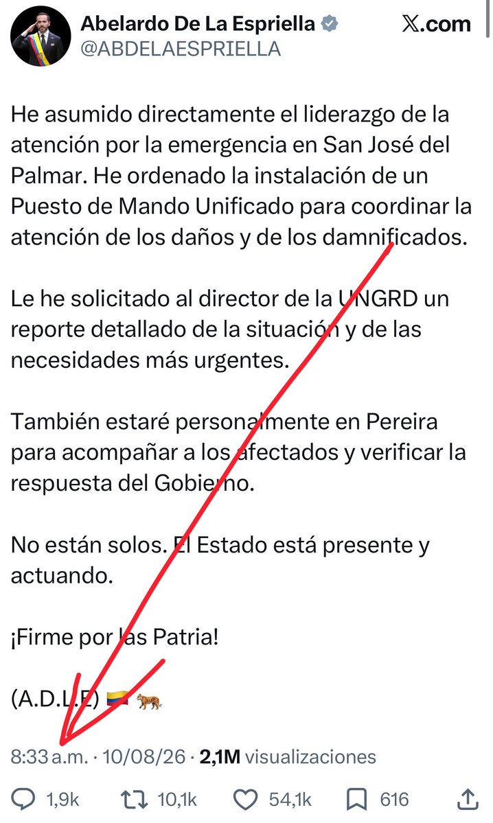 FisicoImpuro's tweet photo. El terremoto fue a las 7:34am

El primer trino de Abelardo (que no sabemos si lo escribió él) fue una hora después, a las 8:33am

Su primera aparición en video fue otra hora después a las 9:35am

Y llegó a Bogotá casi una hora y media después a las 10:55am

Casi 3 horas y media cruciales perdidas por estar de rumba en Medellín y por estar por fuera del que debería ser su lugar de trabajo: BOGOTÁ