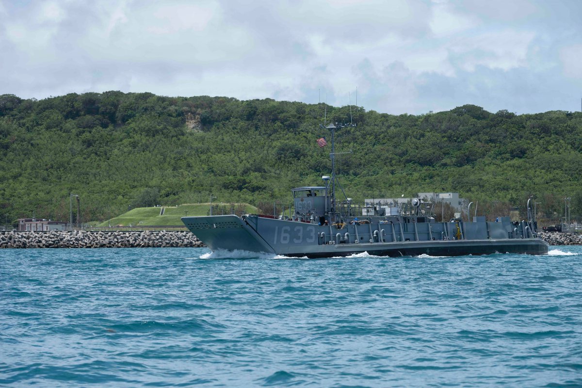 USPacificFleet's tweet photo. ⚓ From sea to shore. Landing Craft Air Cushion 21 and Landing Craft Utility 1633 support Navy-Marine Corps operations at White Beach Naval Facility, Okinawa, enabling rapid movement across the littoral. #USNavy #USMC #7thFleet #ForceReady https://t.co/eJAS5z95dn