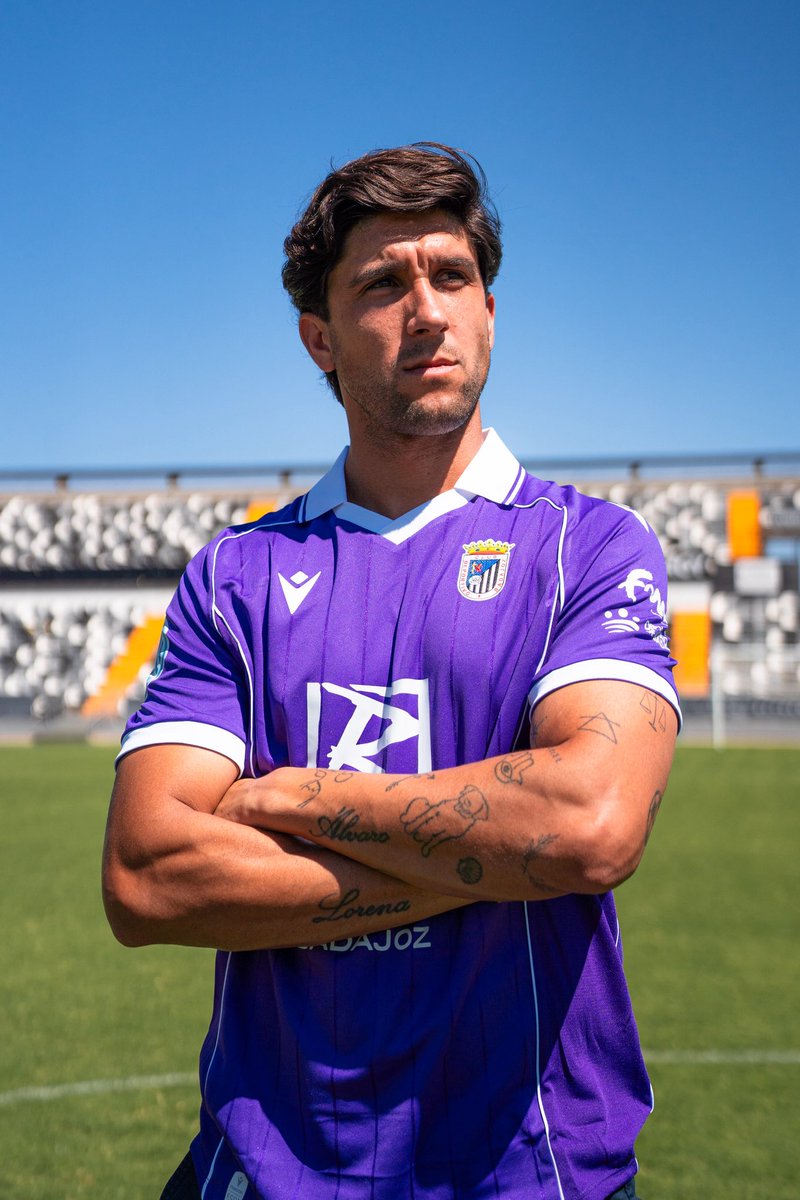 CDBadajoz's tweet photo. 𝑼𝒏𝒂 𝒏𝒖𝒆𝒗𝒂 𝒉𝒊𝒔𝒕𝒐𝒓𝒊𝒂 
La tercera equipación rompe con lo habitual y apuesta por el morado como protagonista.
Una propuesta diferente y con personalidad, pensada para representar ese carácter que también forma parte del Badajoz: atreverse, innovar y seguir creciendo.
Porque el Gigante también sabe vestir diferente.