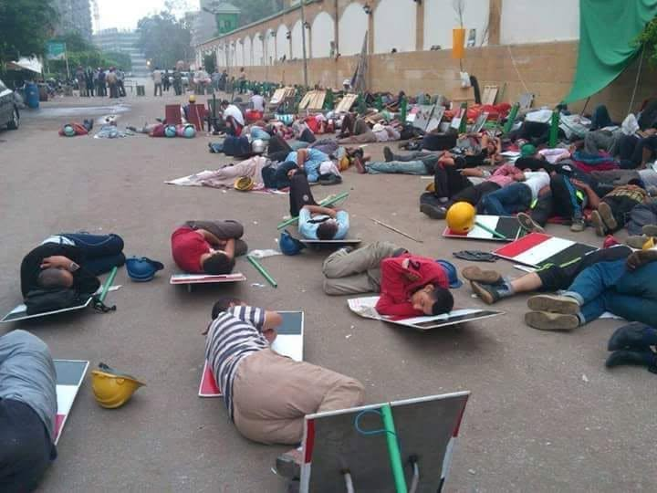 ERC_egy's tweet photo. كان سلاح مجموعة الحراسة في اعتصام #رابعة خوذة بلاستيك للحماية من الطوب وقطعة صاج للحماية من الخرطوش وعصي خشب لرد هجوم البلطجية وجرادل مياه للتعامل مع القنابل المسيلة للدموع. كان هؤلاء أول من استشهد يوم الفض. ذبحوهم بدم بارد وقالوا سلاح كيماوي. رحم الله الشهداء #وما_كان_ربك_نسيا https://t.co/czrj3ydLZH