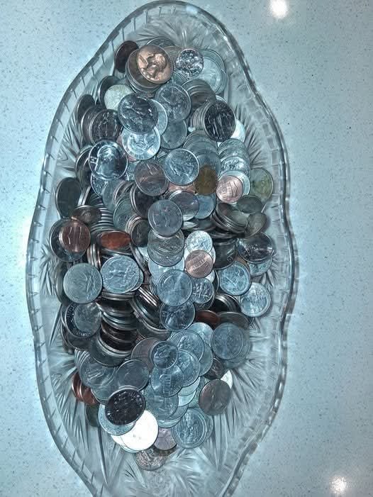 saniyafatma1278's tweet photo. I woke up this morning wanting to be a blessing to someone, but didn't know how. God directed my eyes to this coin tray that I've been dropping my loose change in daily since the beginning of the year. So with that being said next week monday I'll be cashing in this bowl to determine the amount. Who ever guesses  closest to the amount will receive the money after the fees for the coin star machine is taken out. Plus I'll add an extra $100 to the final amount. God never misses his target.