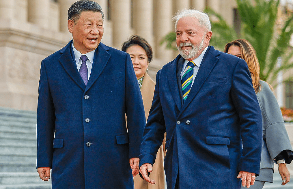 toninhodocall's tweet photo. 🚨 CHINA ENTRA NA DISPUTA DO BRASIL CONTRA OS EUA NA OMC

A China pediu formalmente para participar, como terceira parte, das consultas abertas pelo Brasil contra as tarifas impostas pelo governo Trump.

Pequim alega ter interesse comercial direto no caso, já que as medidas americanas podem alterar as condições de concorrência e afetar a competitividade dos produtos chineses no mercado dos EUA.

Além disso, a China reforça sua posição contra medidas comerciais unilaterais e em defesa de disputas resolvidas pelas regras da OMC.

No mesmo dia, os EUA aceitaram formalmente o pedido de consultas feito pelo Brasil.