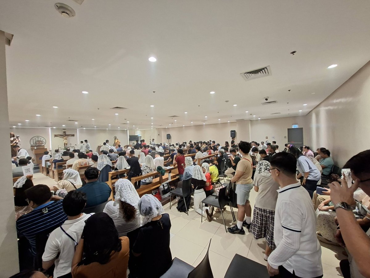 oclatinmass's tweet photo. Tridentine Community News: 

"The Other Fr. Z” returns to Detroit; Philippines mall chapel Latin Mass grows

https://t.co/inKHjy74h2 #Catholic https://t.co/uiiPLqk93r