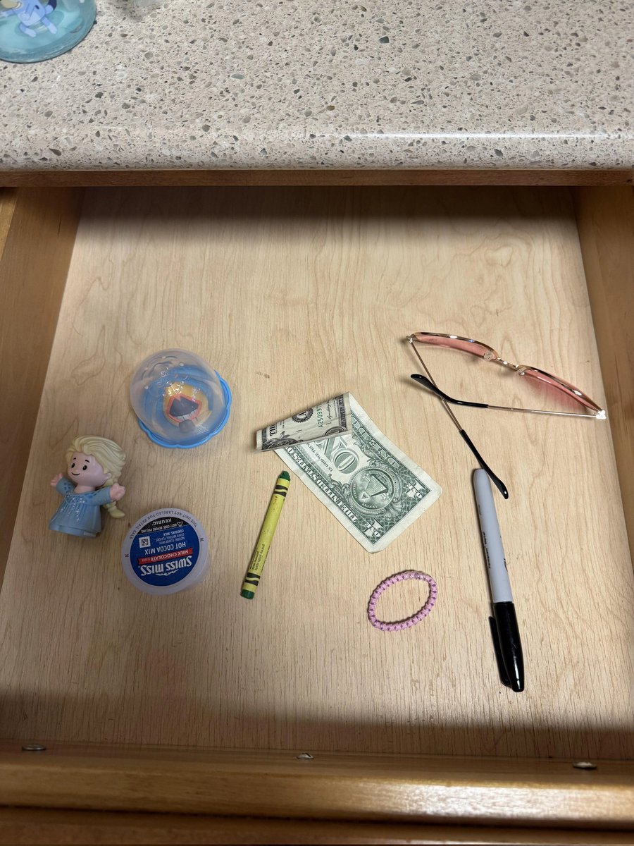 oelma__'s tweet photo. starting a junk drawer. What else do I need? https://t.co/b3BicvIvYt