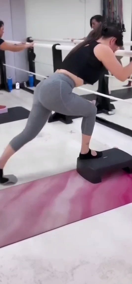 Dianaa_093's tweet photo. my mom's ass... https://t.co/RgRTvKkxxM