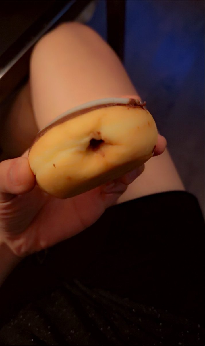 Velkyen's tweet photo. I was trying to eat my donut and uhhhhh….. https://t.co/hKG4l1ByE2
