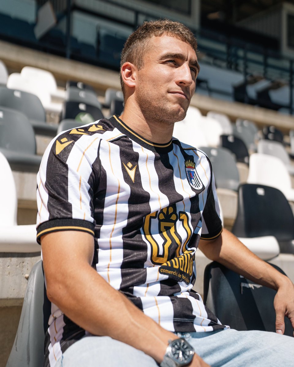 CDBadajoz's tweet photo. 𝑳𝒂 𝒄𝒂𝒎𝒊𝒔𝒆𝒕𝒂 𝒒𝒖𝒆 𝒓𝒆𝒑𝒓𝒆𝒔𝒆𝒏𝒕𝒂 𝒒𝒖𝒊𝒆́𝒏𝒆𝒔 𝒔𝒐𝒎𝒐𝒔. 𝑳𝒂 𝒄𝒂𝒎𝒊𝒔𝒆𝒕𝒂 𝒅𝒆𝒍 𝑮𝒊𝒈𝒂𝒏𝒕𝒆.
El blanco y el negro. Los colores que nos representan.
La primera equipación recupera la esencia del CD Badajoz con su tradicional combinación blanquinegra, acompañada de detalles dorados que aportan fuerza y elegancia.
En su textura aparecen los leones de la bandera de la ciudad, un símbolo que conecta directamente al equipo con Badajoz y con todos los que forman parte de este club.