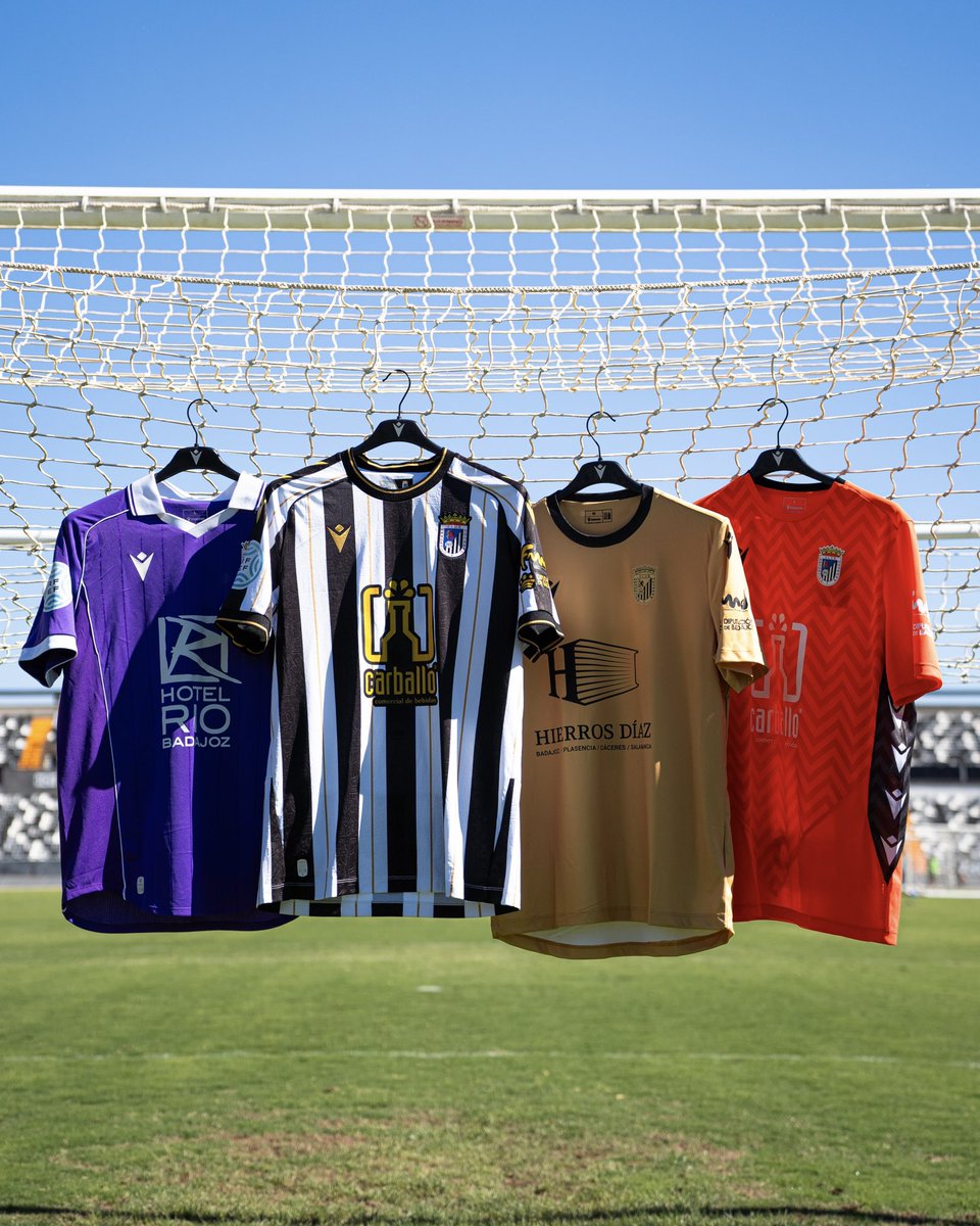 CDBadajoz's tweet photo. 𝑳𝒂 𝒑𝒊𝒆𝒍 𝒅𝒆𝒍 𝒈𝒊𝒈𝒂𝒏𝒕𝒆
Blanquinegra. Dorada. Morada. Naranja.
Cuatro equipaciones. Cuatro formas de representar al mismo escudo. https://t.co/42lnkL7kVp