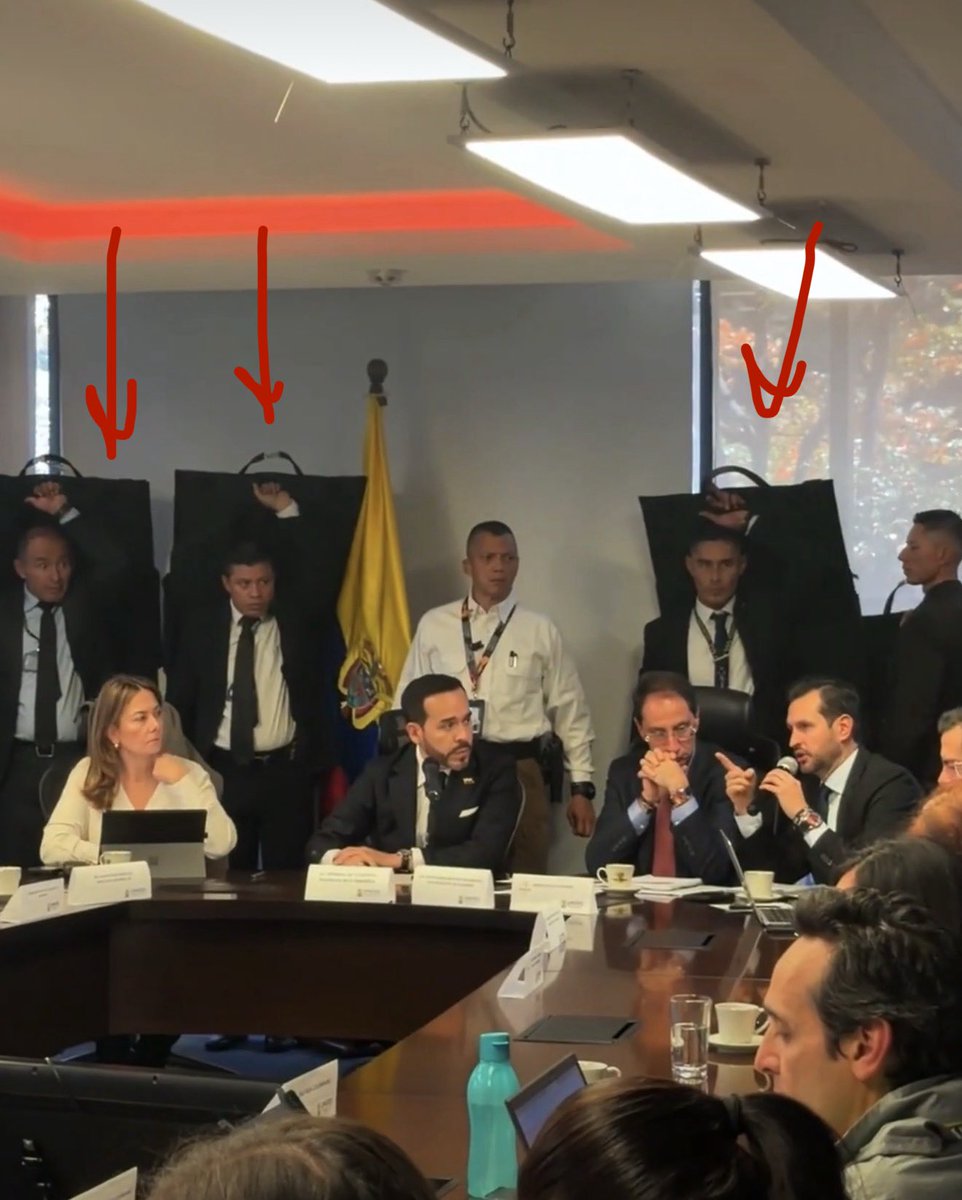 CATERINAV's tweet photo. #10Ago No, no es inteligencia artificial.
Es la manera terrible de gobernar que tuvieron Petro y su antecesor.

Aunque no lo crean así tiene que ir un presidente a presidir una junta de emergencia en #Colombia 🇨🇴

INCREÍBLE https://t.co/cXkeRgdyu6