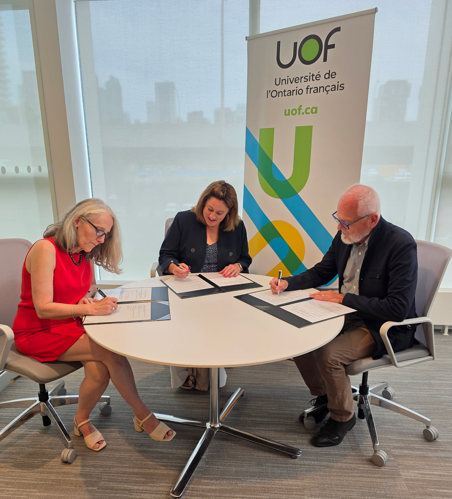 CSDCEO's tweet photo. Former la relève enseignante francophone : L'Université de l’Ontario français et le Conseil scolaire de district catholique de l’Est ontarien officialisent un partenariat.

Pour en savoir plus : https://t.co/YKfO763tOF

#CSDCEOexcellence    #UniversitéDeLOntarioFrançais https://t.co/TkqZfOoV2R