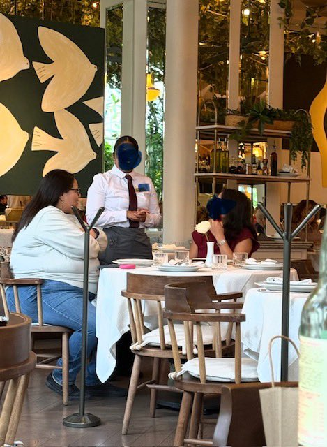 GuacamayanLeaks's tweet photo. La funcionaria más inutil de la historia @CitlaHM comiendo sanamente en el restaurante Negroni donde la cuenta promedio es de 2000 pesos por persona... la austeridad nunca llegó.

PD Espero que la oposición tenga la fuerza y resistencia de la silla en la que está sentada la cerda.