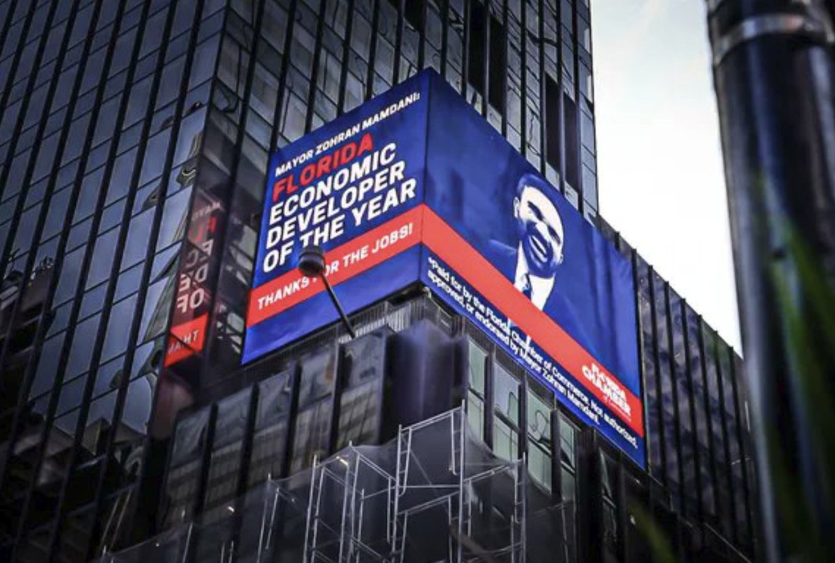 maibortpetit's tweet photo. 🇺🇸😂 Florida decidió darle las “gracias” a Zohran Mamdani… y lo hizo en pleno Times Square. La Cámara de Comercio de Florida instaló una gigantesca valla en Manhattan con un mensaje imposible de ignorar para el alcalde de Nueva York: “Thanks for the jobs!”

Y el reconocimiento vino incluido: nombraron irónicamente a Mamdani “Economic Developer of the Year” de Florida.

¿La razón? La Cámara sostiene que las políticas fiscales socialistas de Nueva York están ayudando a Florida a recibir más empresas, capital y residentes que buscan escapar de estados con impuestos elevados.
#Florida #NewYork #NYC #ZohranMamdani #TimesSquare #Economia #Impuestos #Negocios
