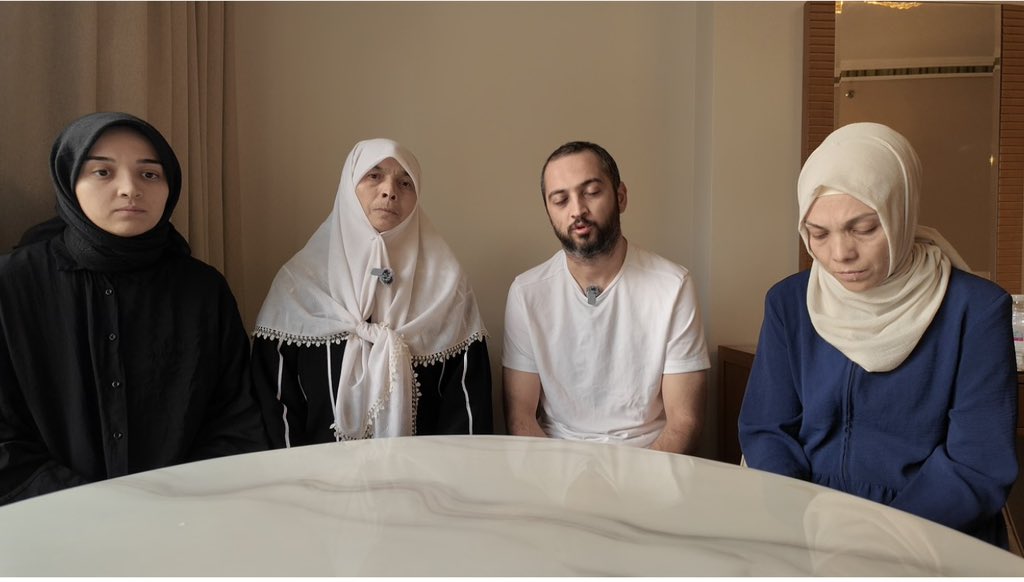 SinanAkyuz73's tweet photo. Eskişehir Halkına Milletvekillerine
SON ÇAĞRIDIR!  

Sayın Vekillerim Eskişehirli bu ailenin son 8 günü kaldı. Ayın 20’sinde Mekke’de mahkemeye çıkacaklar tekrar hapse girmeleri kuvvetli ihtimal. Aile suçsuz yere daha önce hapse girmiş. Ve 5,5 aydır Mekkedeler. Kesilmiş cezaya itiraz mahkemesi var 8 gün sonra. 
@fatih_donmez @ProfDrAGurcan @pturhanoglu @deryacirakli @NebiHatipoglu @AKEskisehir26 

Sahip çıkmamız lazım. Şikayet yok. Kabe’de namaz kılınırken seccadeye basmayın diye ikaz eden Türk aileyi, önce hapse atılıyorlar. Sonra ise çok vahim. Şimdi Allah rızası için şu konuyu bir el atın. 
@emrullahisler
@RTErdogan @burhanduran @HakanFidan @TC_Disisleri @TC_RiyadBE