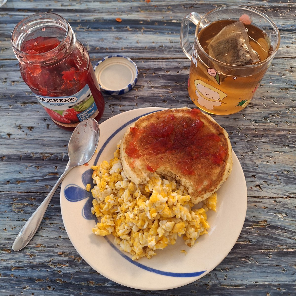 sickaraki's tweet photo. - Hot cakes con mantequilla de cacahuate 
- Club Sándwich 
-Hot cakes con huevo revuelto y té de manzanilla
- Frappé de chocolate y fresa, waffle con helado y chocolate https://t.co/Or7BburA69