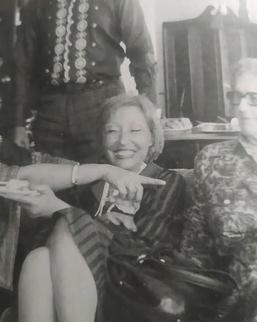 jornalnota's tweet photo. Pra quem reclama que a Clarice Lispector só tem foto triste: olha essa dela rindo MUITO! ❤️ https://t.co/wcJ9a8aKvd
