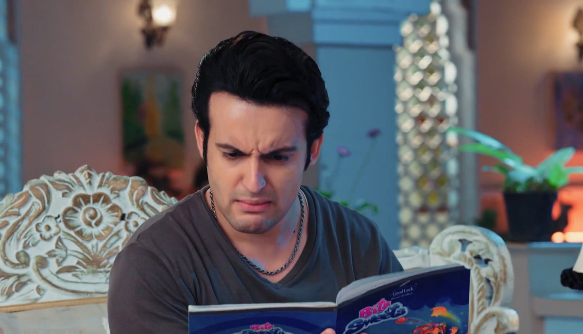 mononoaware2_'s tweet photo. LMFAOOOOO Nia wrote in her wish chit that she wants her homework to be completed on its own and now Veer is ordering his friends to complete his gudiya's homework and poor guys are struggling with english 😭 She's such a pampered daughter of Veer🤧 https://t.co/eU4eibHB7i