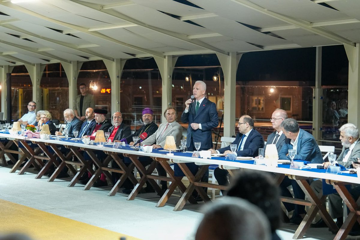 TC_istanbul's tweet photo. Kınalıada Su Sporları Spor Kulübü tarafından toplumsal hoşgörüyü pekiştirmek amacıyla düzenlenen “Geleneksel Dostluk Buluşması”;

Valimiz Sayın Davut Gül, Maltepe Kaymakamı Sayın Dr. Mehmet Akçay, Kınalıada Su Sporları Spor Kulübü Yönetim Kurulu Başkanı Sayın Emre Burçkin, protokol mensupları, ruhani liderler, akademisyenler ile spor, medya, sanat ve iş dünyasından davetlilerin katılımıyla gerçekleştirildi.

Vali Gül, farklılıklarımızı zenginlik kabul ederek birlik, beraberlik ve karşılıklı saygı anlayışımızı güçlendiren bu anlamlı buluşmanın, toplumsal hoşgörü ve kardeşliğimize katkı sunması temennisinde bulundu.

@gul_davut

📍Kınalıada