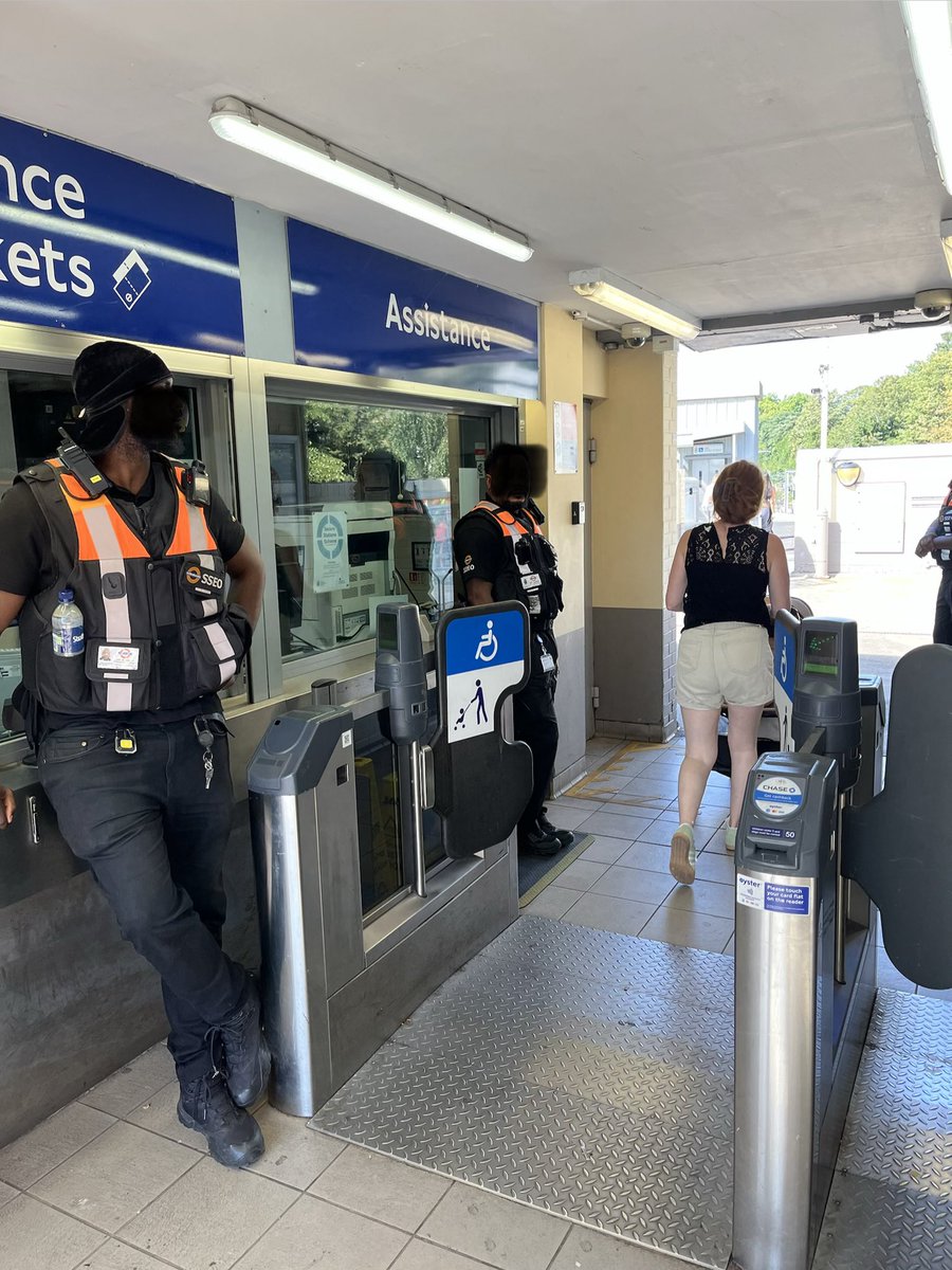 hwallop's tweet photo. Canonbury Station, @TfL London Overground. 3 burly, trained security staff to stop fare dodgers. 
Guy ahead of me (exiting) casually barges through barrier, not paying. Right in front of the guards. 
What do they do…? 1/3🧵 https://t.co/gyiajJVLhE