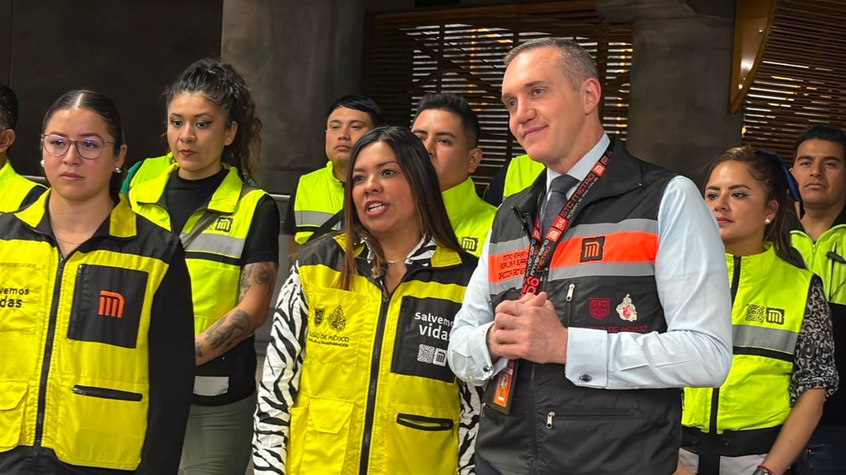 AdrianRubalcava's tweet photo. #SalvemosVidas cumple 10 años brindando esperanza y apoyo a quienes más lo necesitan. Gracias a este programa, 920 personas en situación de crisis han sido contenidas y atendidas oportunamente. En concordancia con la visión de nuestra #JefaDeGobierno, @ClaraBrugadaM, de visibilizar la salud mental con empatía y sensibilidad, seguiremos fortaleciendo esta estrategia, pionera en México, referente internacional y ejemplo para otros sistemas de transporte del mundo, con más capacitación, coordinación y atención especializada. Mi reconocimiento a las y los psicólogos, al personal de Seguridad y a todas las instituciones que hacen posible este esfuerzo.  En el @MetroCDMX  #CuidarteEsParteDelViaje.