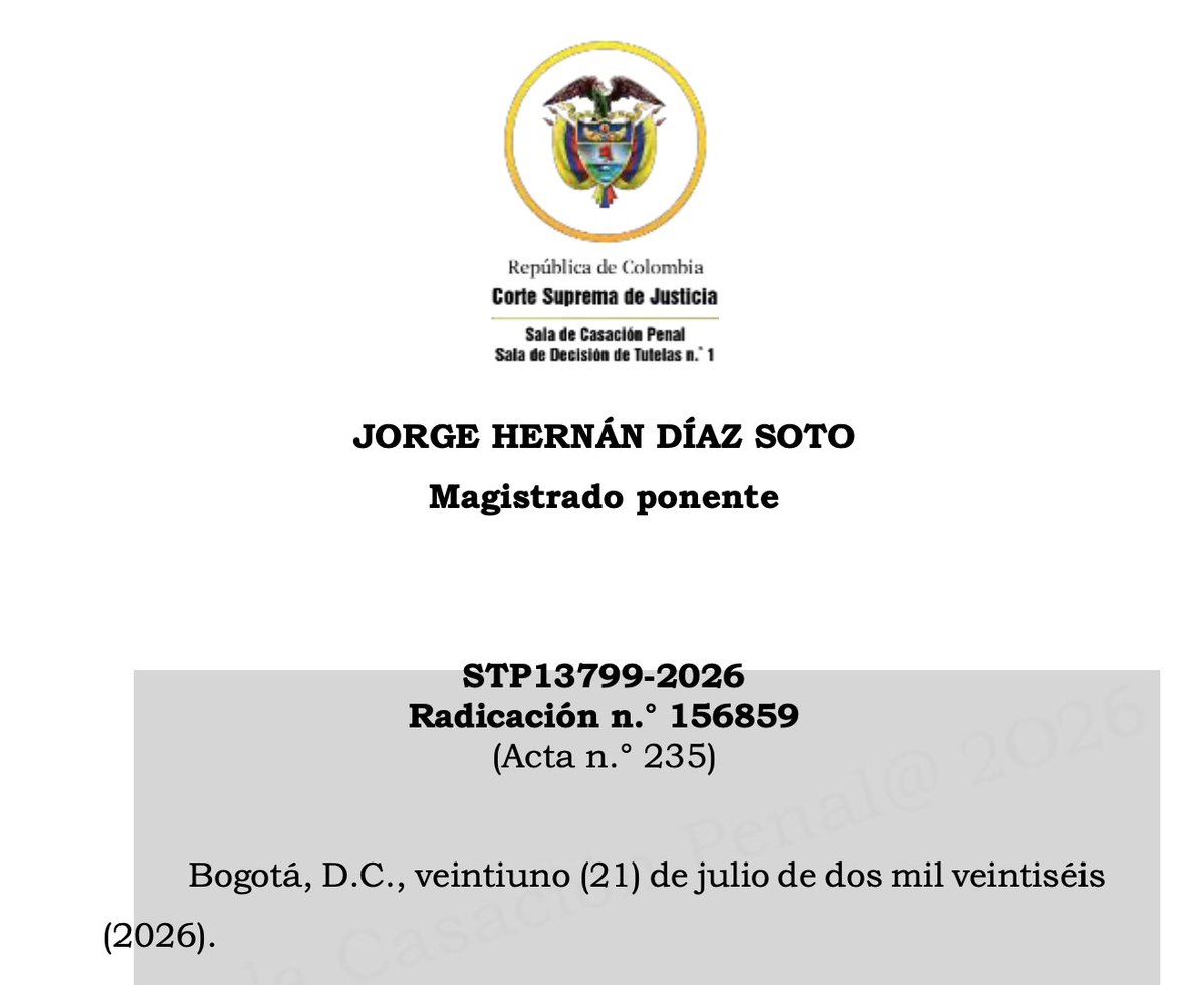 jcamilobolanos's tweet photo. En un país donde la indagación preliminar se convierte en un limbo jurídico, la @CorteSupremaJ (STP13799-2026) envía un mensaje tajante: 7 años sin definir un proceso es una mora inaceptable que vulnera los derechos de las víctimas.

 La @FiscaliaCol  alegó carga laboral (+3.000 investigaciones) y complejidad. Pero la Corte reiteró: los problemas organizativos y logísticos del Estado NO pueden trasladarse indefinidamente al ciudadano ni condenar el caso a la prescripción.

El derecho a un plazo razonable exige que el ente acusador decida (impute, acuse o archive). Exigirle definir la investigación en 3 meses no vulnera su autonomía, garantiza la administración de justicia. ⚖️