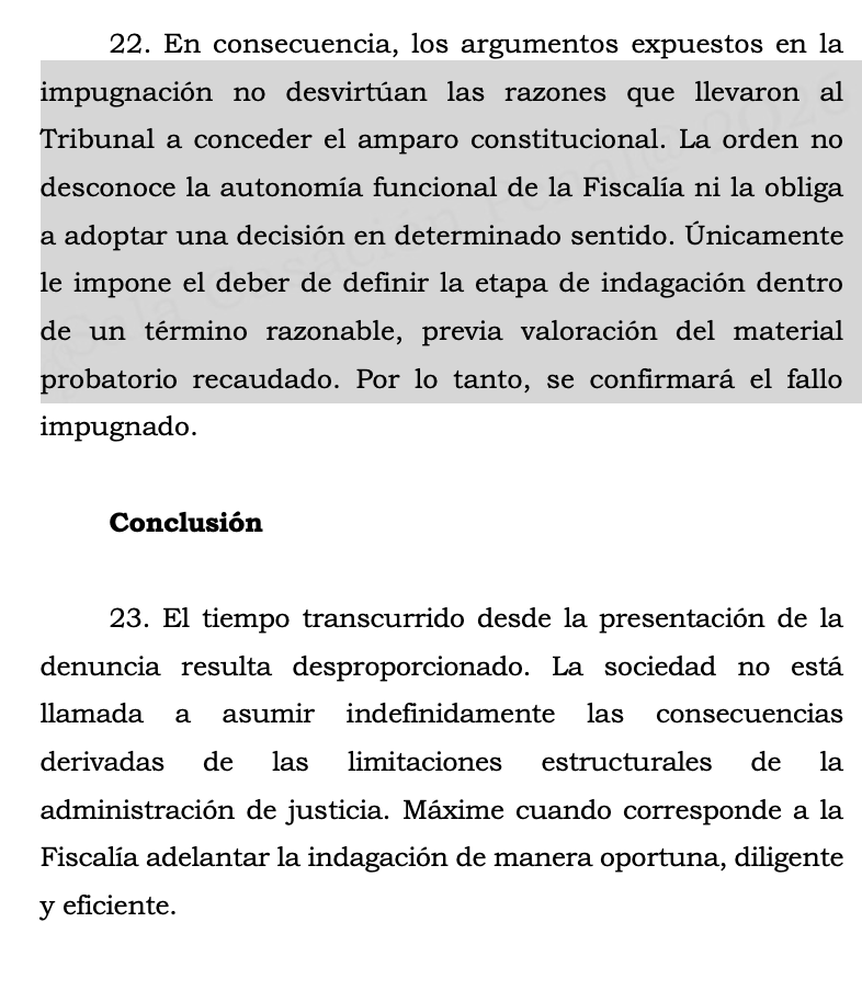 jcamilobolanos's tweet photo. En un país donde la indagación preliminar se convierte en un limbo jurídico, la @CorteSupremaJ (STP13799-2026) envía un mensaje tajante: 7 años sin definir un proceso es una mora inaceptable que vulnera los derechos de las víctimas.

 La @FiscaliaCol  alegó carga laboral (+3.000 investigaciones) y complejidad. Pero la Corte reiteró: los problemas organizativos y logísticos del Estado NO pueden trasladarse indefinidamente al ciudadano ni condenar el caso a la prescripción.

El derecho a un plazo razonable exige que el ente acusador decida (impute, acuse o archive). Exigirle definir la investigación en 3 meses no vulnera su autonomía, garantiza la administración de justicia. ⚖️