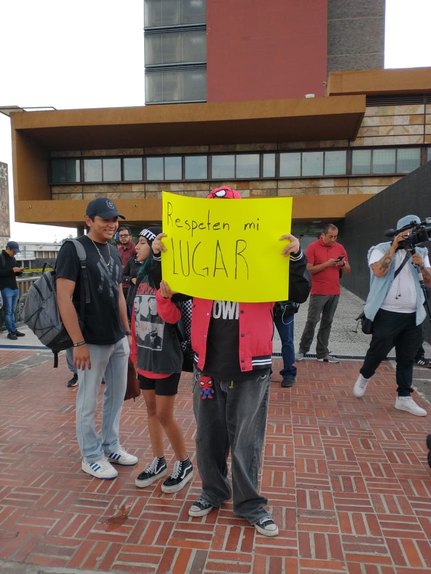 sdpnoticias's tweet photo. 🚨 Aspirantes de la @UNAM_MX 🏫 vuelven a protestar

Estudiantes que buscan ingresar a la máxima casa de estudios realizaron una nueva movilización para expresar su inconformidad con el examen de control.

📢 Los aspirantes piden respuestas y claridad sobre el proceso de admisión.

📸: Crédito: Josué Cruz/SDPnoticias
#UNAM #AdmisiónUNAM #AspirantesUNAM #ProtestaEstudiantil #Educación
