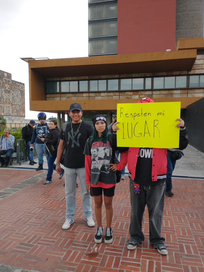 sdpnoticias's tweet photo. 🚨 Aspirantes de la @UNAM_MX 🏫 vuelven a protestar

Estudiantes que buscan ingresar a la máxima casa de estudios realizaron una nueva movilización para expresar su inconformidad con el examen de control.

📢 Los aspirantes piden respuestas y claridad sobre el proceso de admisión.

📸: Crédito: Josué Cruz/SDPnoticias
#UNAM #AdmisiónUNAM #AspirantesUNAM #ProtestaEstudiantil #Educación
