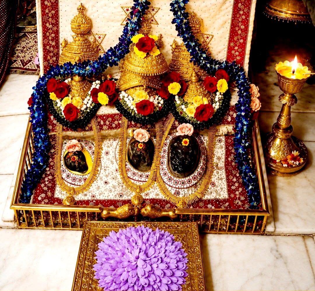 DeleshS's tweet photo. 🚩🔱ॐ ऐं ह्रीं क्लीं चामुण्डायै विच्चैः🔱🚩
#आज 10 _ 08 _ 2026 "त्रिकुटा #पर्वत" #से
अद्भुत #प्राकृतिक #पावन #दिव्य पिंडी स्वरूप #माँ #वैष्णों #जी के #सुंदर आलौकिक प्रात:काल के "श्रृंगार #आरतीदर्शन"
#KatraVaishnoDevi #jaimahakaal #maa
#maavaishnodevi #jaimaavaishnodevi https://t.co/m8tPO9Xfj3
