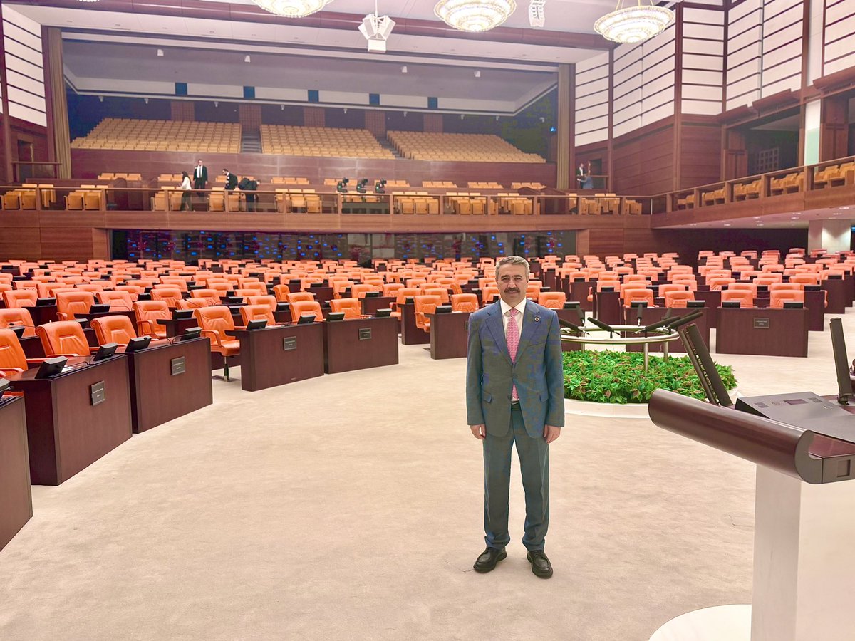 MustafaAlkayis's tweet photo. 🇹🇷 Terörsüz Türkiye yolunda tarihi bir ana şahitlik ediyoruz.

Millî Dayanışma ve Toplumsal Bütünleşmenin Güçlendirilmesine Dair Kanun Teklifi’nin Gazi Meclisimizde kabul edilmesi; yalnızca bir kanun teklifinin yasalaşması değil, Türkiye’nin ortak geleceğine dair güçlü bir iradenin ortaya konulmasıdır.

Bu mesele, günlük siyasetin ve siyasi hesapların ötesinde; milletimizin huzuru, devletimizin bekası, ülkemizin bütünlüğü ve gelecek nesillerimizin güvenliği meselesidir.

Gazi Meclisimizin çatısı altında milletimizi temsil eden milletvekillerimizin yüksek bir katılım ve güçlü bir iradeyle verdikleri destek, Türkiye’nin birlik ve bütünlüğüne duyulan ortak inancın en anlamlı göstergelerinden biri olmuştur.

Farklı siyasi görüşlere sahip olsak da söz konusu vatan olduğunda ortak paydamız Türkiye, ortak irademiz milletimizin huzuru ve ortak hedefimiz terörsüz bir Türkiye’dir.

Bu tarihi süreçte; devlet aklı ve kararlılığıyla sürece öncülük eden MHP Genel Başkanı Sayın Devlet Bahçeli’ye, Gazi Meclisimizde ortak akıl ve sağduyunun hâkim olmasına katkı sunan TBMM Başkanımız Sayın Numan Kurtulmuş’a ve Türkiye’nin huzuru, kardeşliği ve istikbali için güçlü bir irade ortaya koyan Cumhurbaşkanımız Sayın Recep Tayyip Erdoğan’a teşekkür ediyorum.

Bugün ortaya koyduğumuz irade, yalnızca bugünün Türkiye’sine değil, yarının Türkiye’sine karşı taşıdığımız sorumluluğun da bir gereğidir.

Çünkü bazı kararlar bir dönemin değil, bir milletin kaderinin istikametini belirler.

🇹🇷 Terörsüz Türkiye; daha güçlü birlik, daha sağlam kardeşlik, daha müreffeh bir gelecek demektir.

#TerörsüzTürkiye #MilliDayanışma #TürkiyeYüzyılı