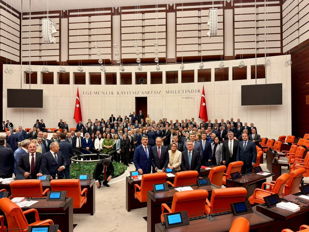 MustafaAlkayis's tweet photo. 🇹🇷 Terörsüz Türkiye yolunda tarihi bir ana şahitlik ediyoruz.

Millî Dayanışma ve Toplumsal Bütünleşmenin Güçlendirilmesine Dair Kanun Teklifi’nin Gazi Meclisimizde kabul edilmesi; yalnızca bir kanun teklifinin yasalaşması değil, Türkiye’nin ortak geleceğine dair güçlü bir iradenin ortaya konulmasıdır.

Bu mesele, günlük siyasetin ve siyasi hesapların ötesinde; milletimizin huzuru, devletimizin bekası, ülkemizin bütünlüğü ve gelecek nesillerimizin güvenliği meselesidir.

Gazi Meclisimizin çatısı altında milletimizi temsil eden milletvekillerimizin yüksek bir katılım ve güçlü bir iradeyle verdikleri destek, Türkiye’nin birlik ve bütünlüğüne duyulan ortak inancın en anlamlı göstergelerinden biri olmuştur.

Farklı siyasi görüşlere sahip olsak da söz konusu vatan olduğunda ortak paydamız Türkiye, ortak irademiz milletimizin huzuru ve ortak hedefimiz terörsüz bir Türkiye’dir.

Bu tarihi süreçte; devlet aklı ve kararlılığıyla sürece öncülük eden MHP Genel Başkanı Sayın Devlet Bahçeli’ye, Gazi Meclisimizde ortak akıl ve sağduyunun hâkim olmasına katkı sunan TBMM Başkanımız Sayın Numan Kurtulmuş’a ve Türkiye’nin huzuru, kardeşliği ve istikbali için güçlü bir irade ortaya koyan Cumhurbaşkanımız Sayın Recep Tayyip Erdoğan’a teşekkür ediyorum.

Bugün ortaya koyduğumuz irade, yalnızca bugünün Türkiye’sine değil, yarının Türkiye’sine karşı taşıdığımız sorumluluğun da bir gereğidir.

Çünkü bazı kararlar bir dönemin değil, bir milletin kaderinin istikametini belirler.

🇹🇷 Terörsüz Türkiye; daha güçlü birlik, daha sağlam kardeşlik, daha müreffeh bir gelecek demektir.

#TerörsüzTürkiye #MilliDayanışma #TürkiyeYüzyılı
